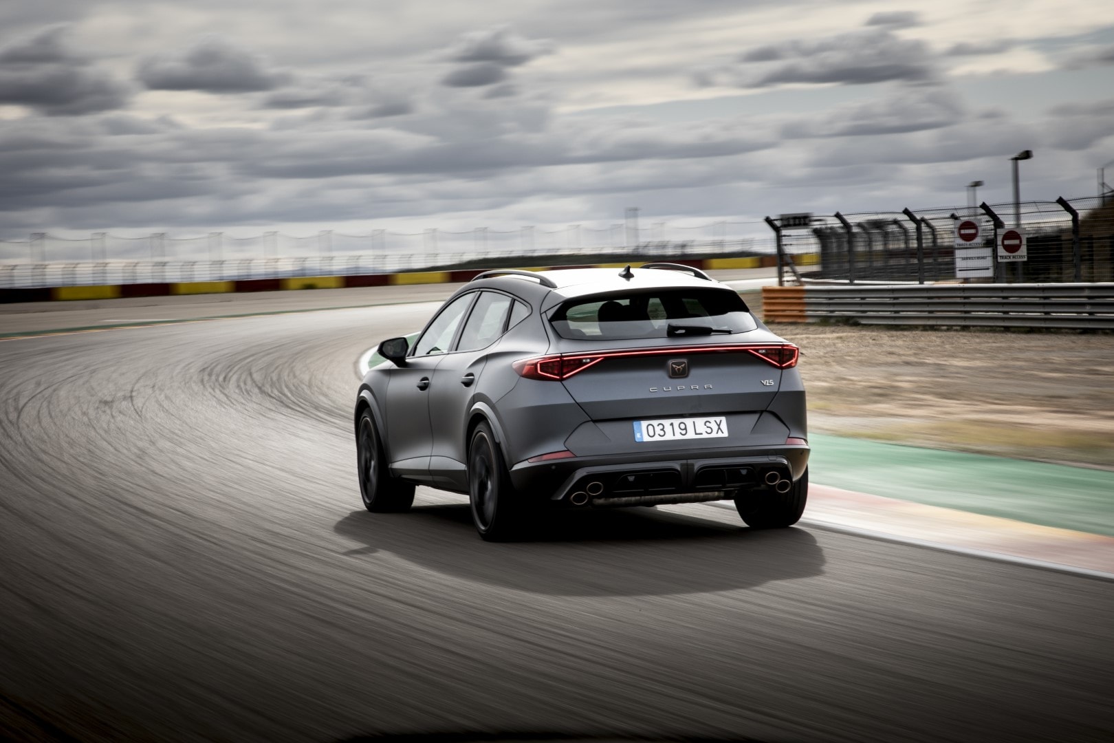 Cupra Formentor VZ5 mostrando su deportividad y diseño trasero en un circuito de carreras.