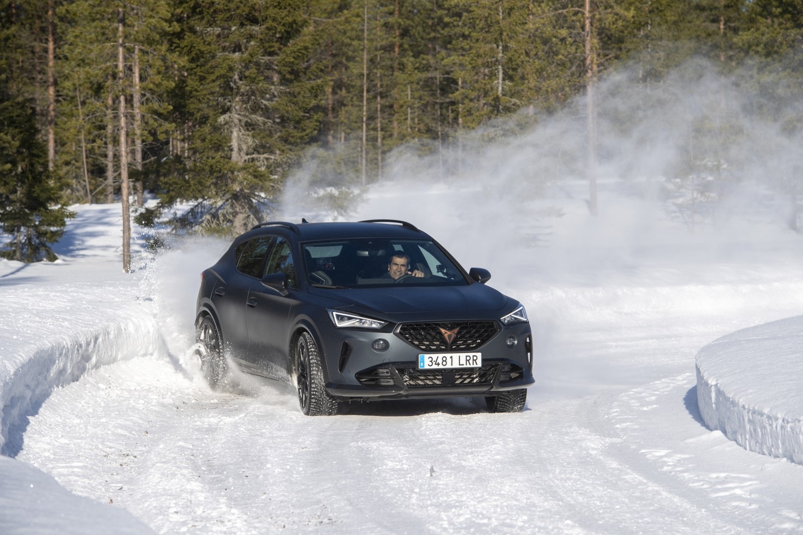 El Cupra Formentor VZ5 demuestra su capacidad y tracción en condiciones invernales.