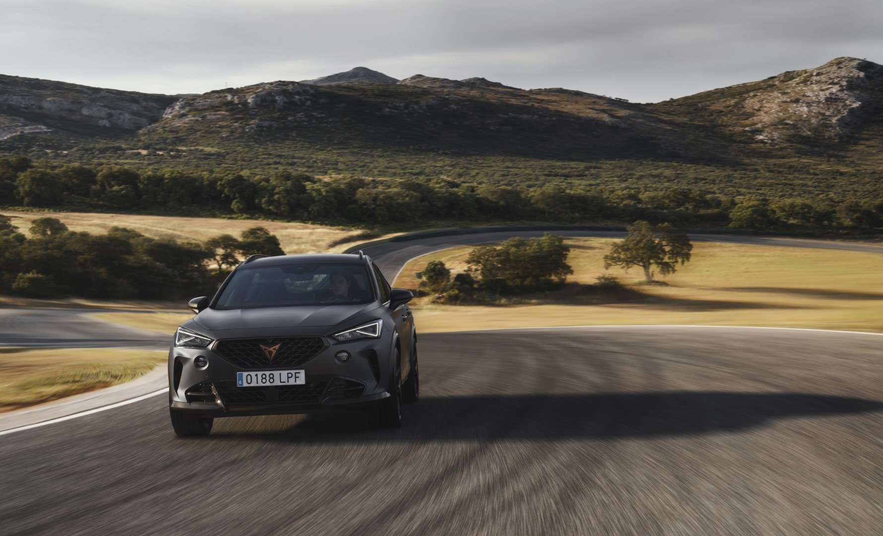 Imagen dinámica del Cupra Formentor VZ5 en carretera, enfatizando su presencia y deportividad.