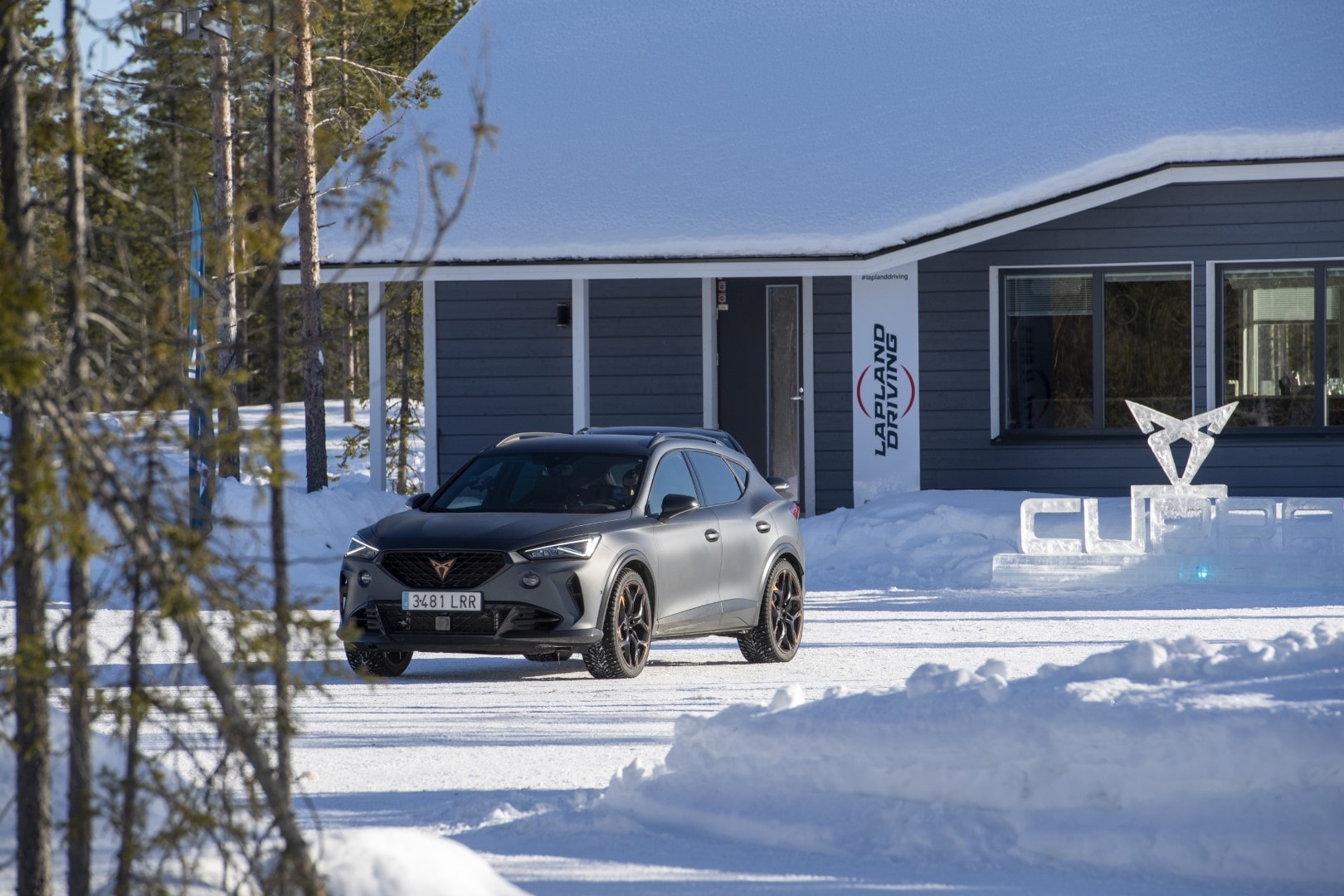 El Cupra Formentor VZ5 posa majestuosamente en un paisaje invernal, mostrando su carácter.