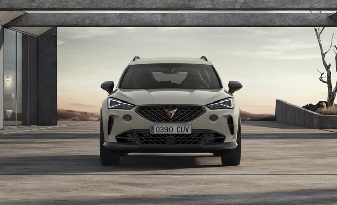 Enfoque frontal del Cupra Formentor VZ5 mostrando el diseño distintivo de su parrilla y luces. Enfoque frontal del Cupra Formentor VZ5 mostrando el diseño distintivo de su parrilla y luces.