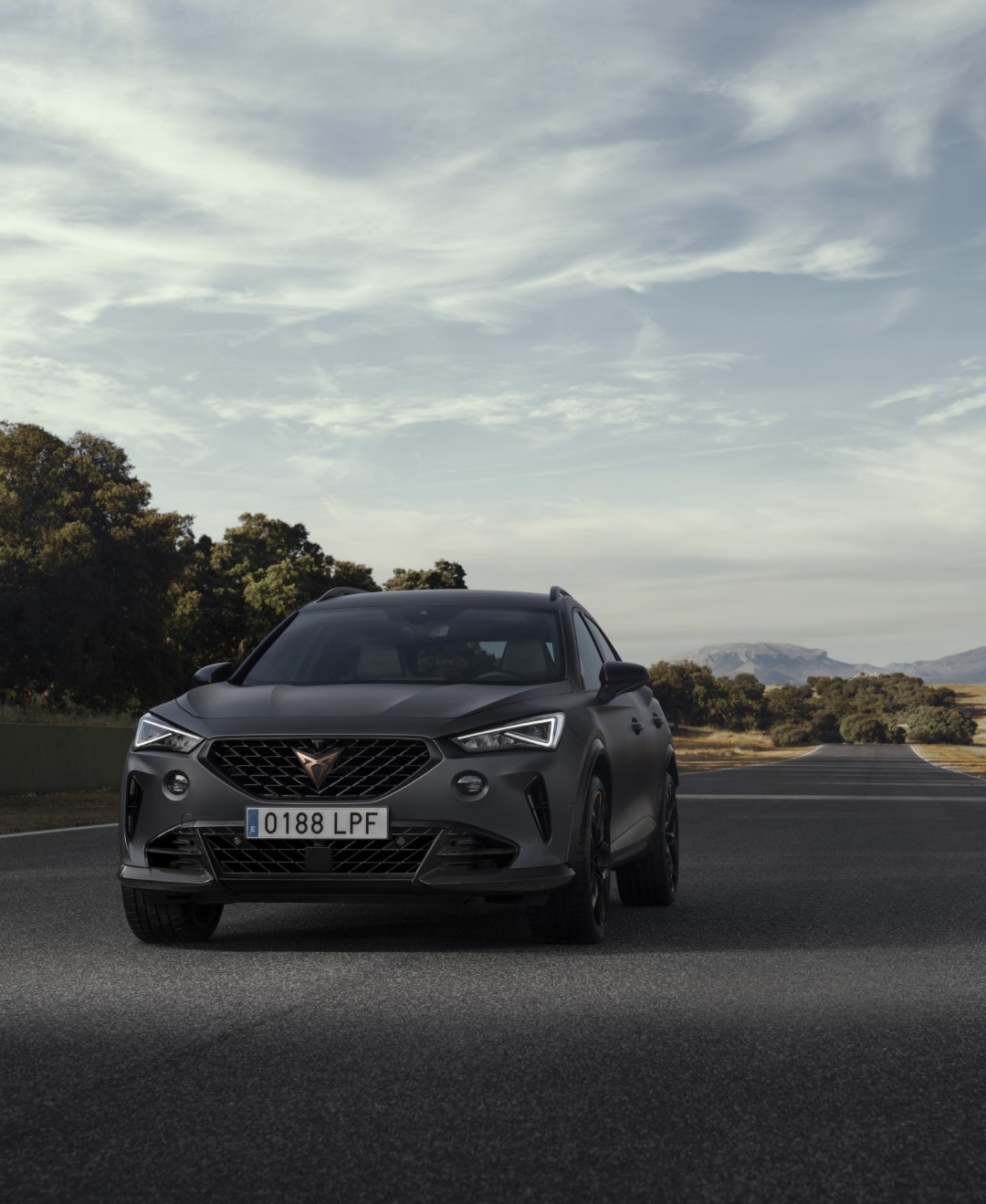 Vista frontal del Cupra Formentor VZ5 destacando su diseño agresivo y moderno.