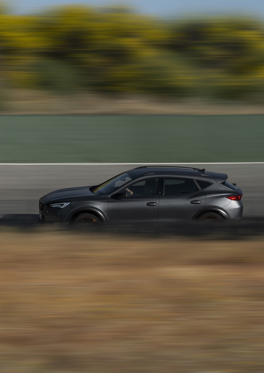 Perfil lateral del Formentor VZ5 captado a alta velocidad, resaltando su línea deportiva.