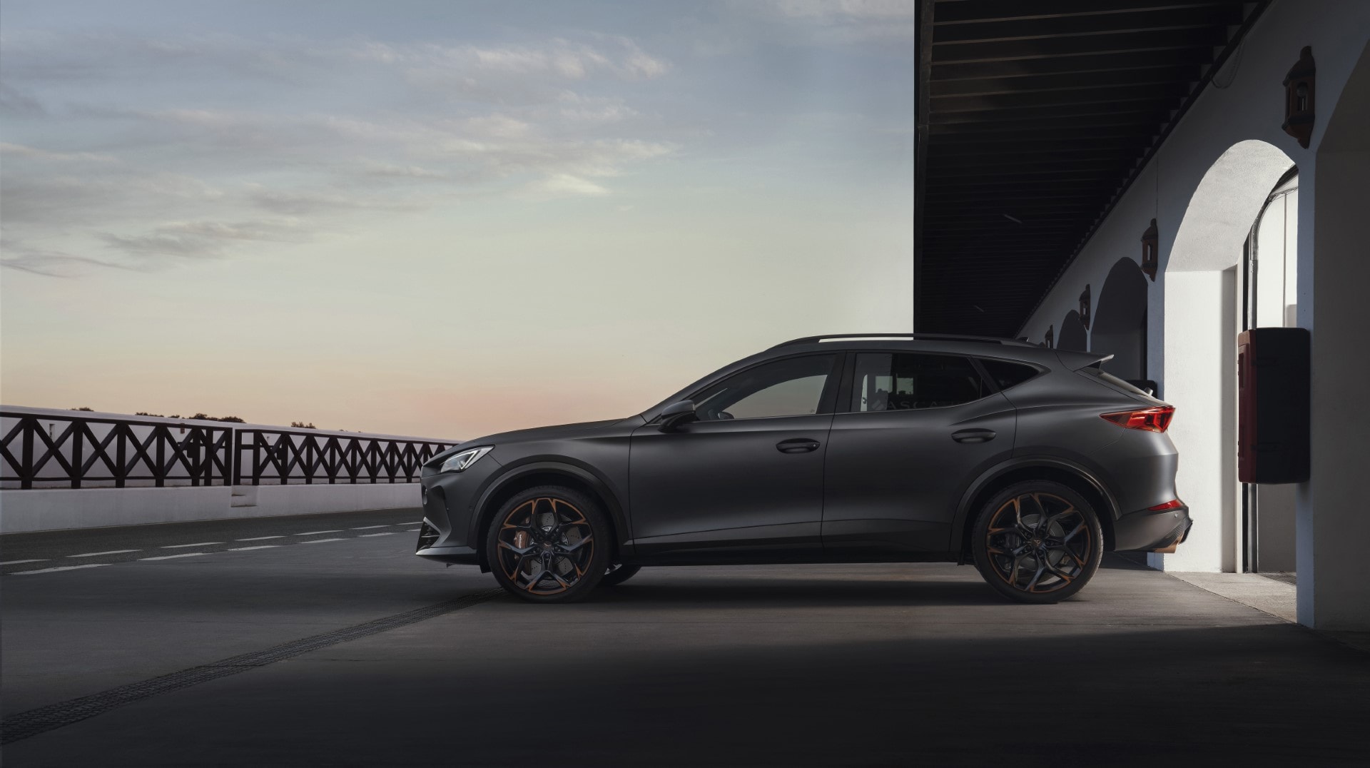 Vista lateral del Cupra Formentor VZ5 resaltando su silueta aerodinámica y moderna.