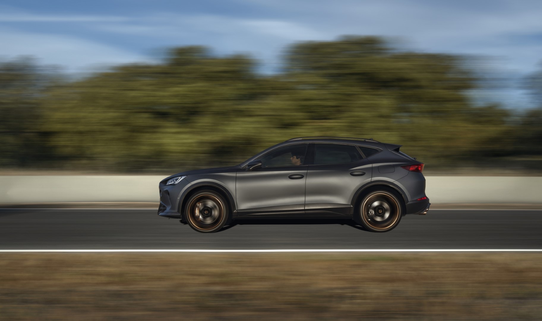 Perfil lateral del Cupra Formentor VZ5 en reposo mostrando su diseño y llantas distintivas.