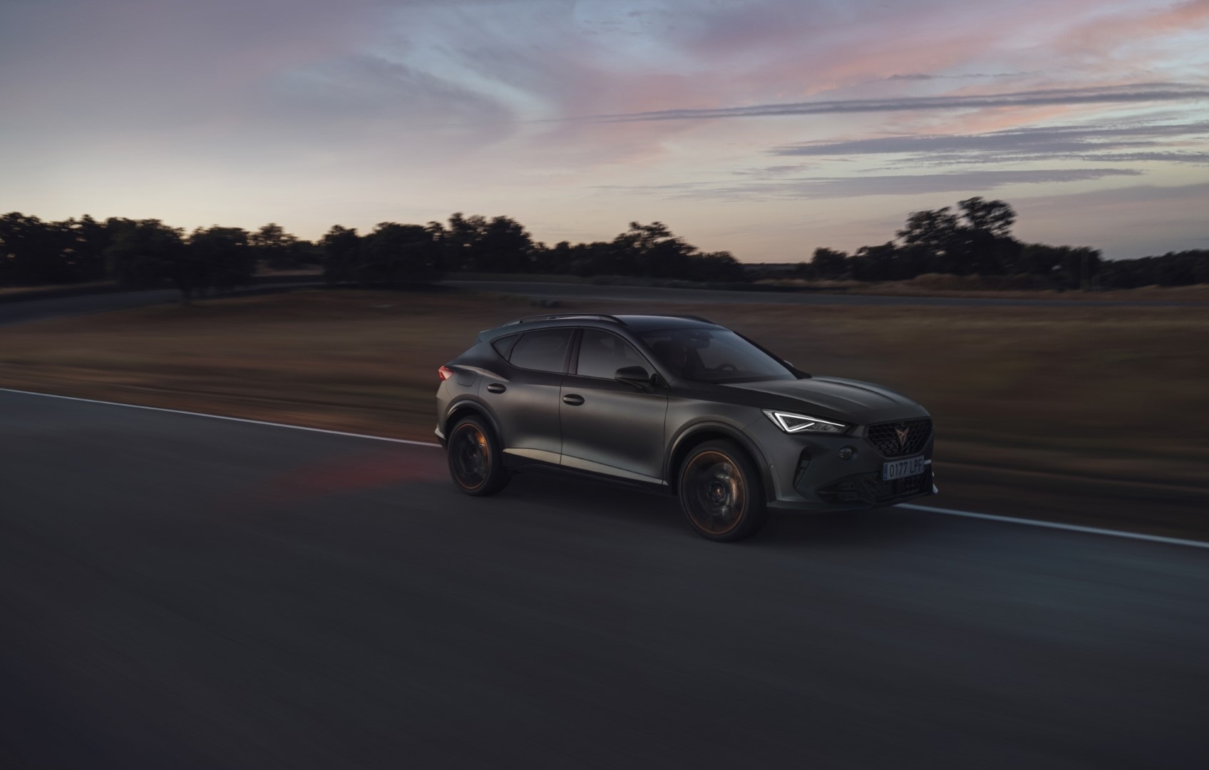Perfil lateral del Cupra Formentor VZ5 en movimiento, resaltando su silueta aerodinámica.