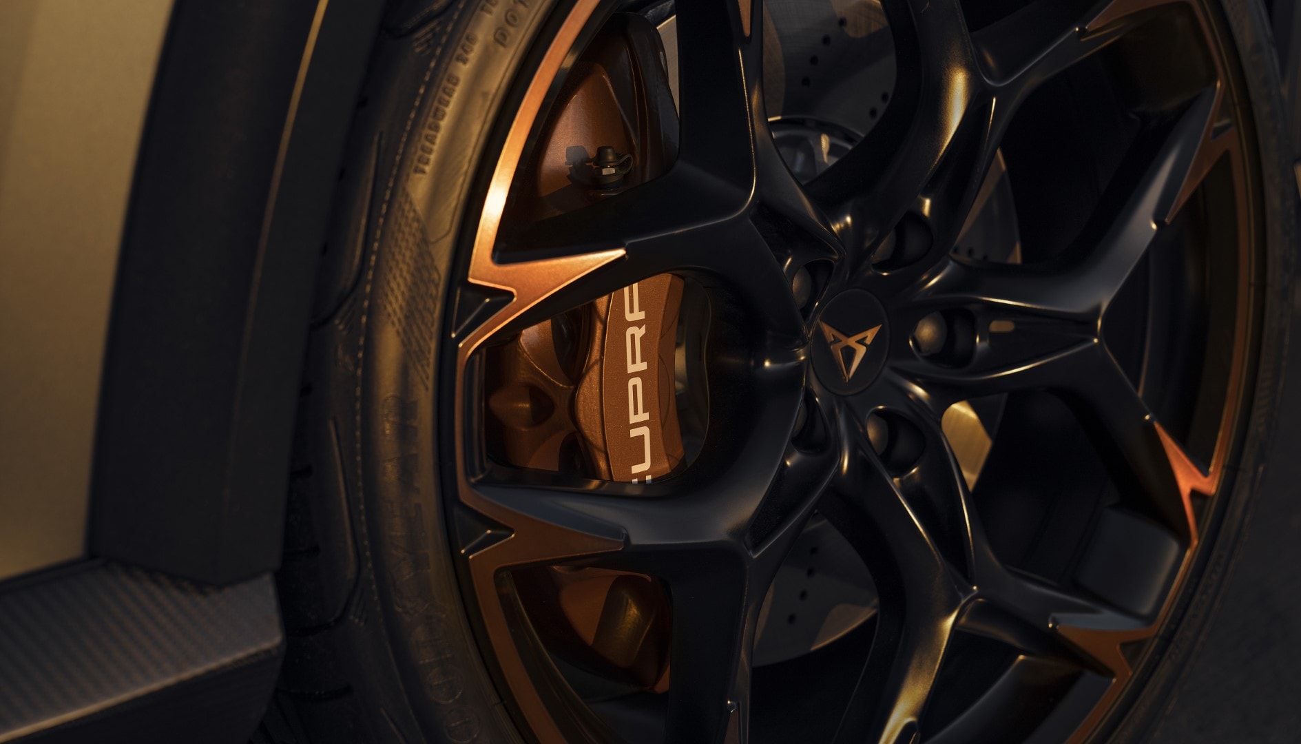 Detalle de la llanta exclusiva de Cupra con logo grabado y pinzas de freno deportivas.