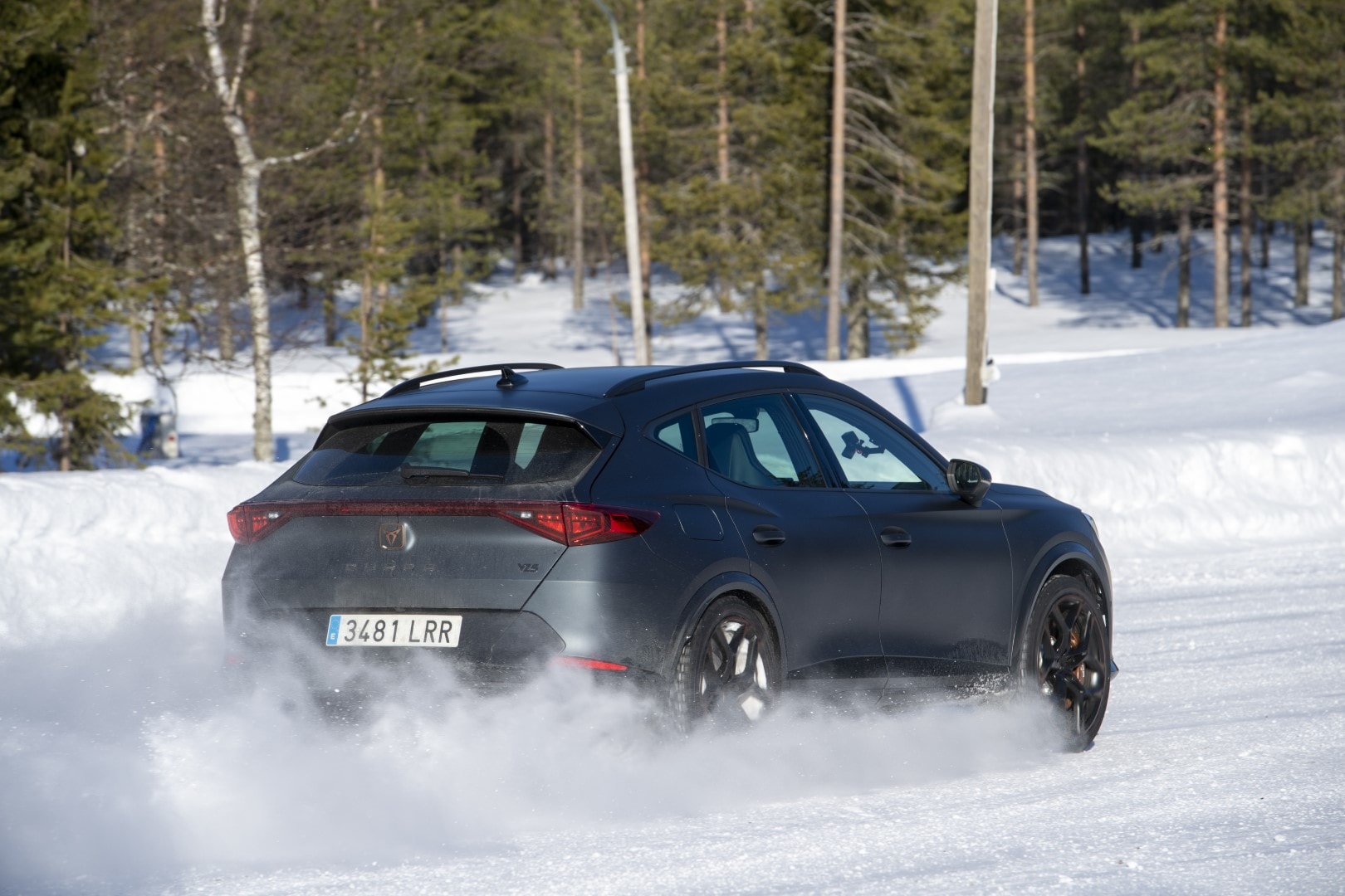 Cupra Formentor VZ5 demostrando su capacidad y tracción en condiciones de nieve.