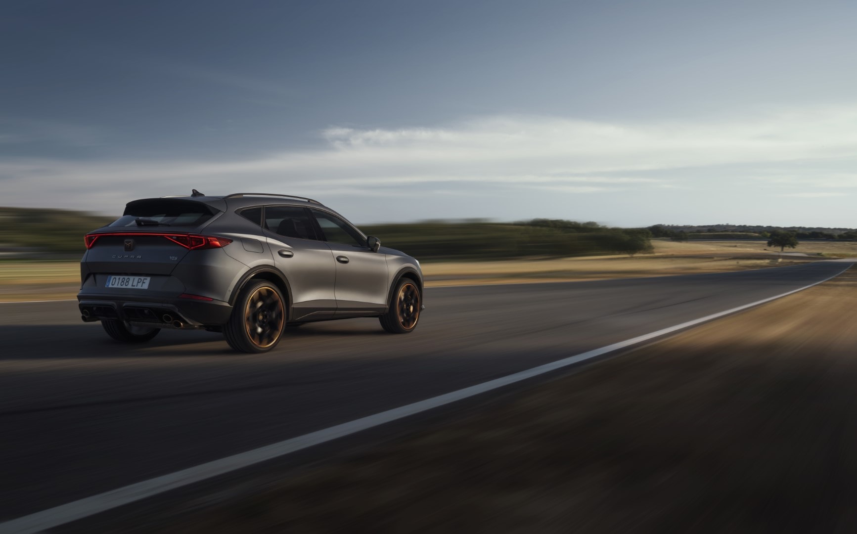 Perspectiva dinámica del Formentor VZ5 en pleno movimiento y diseño atrevido.