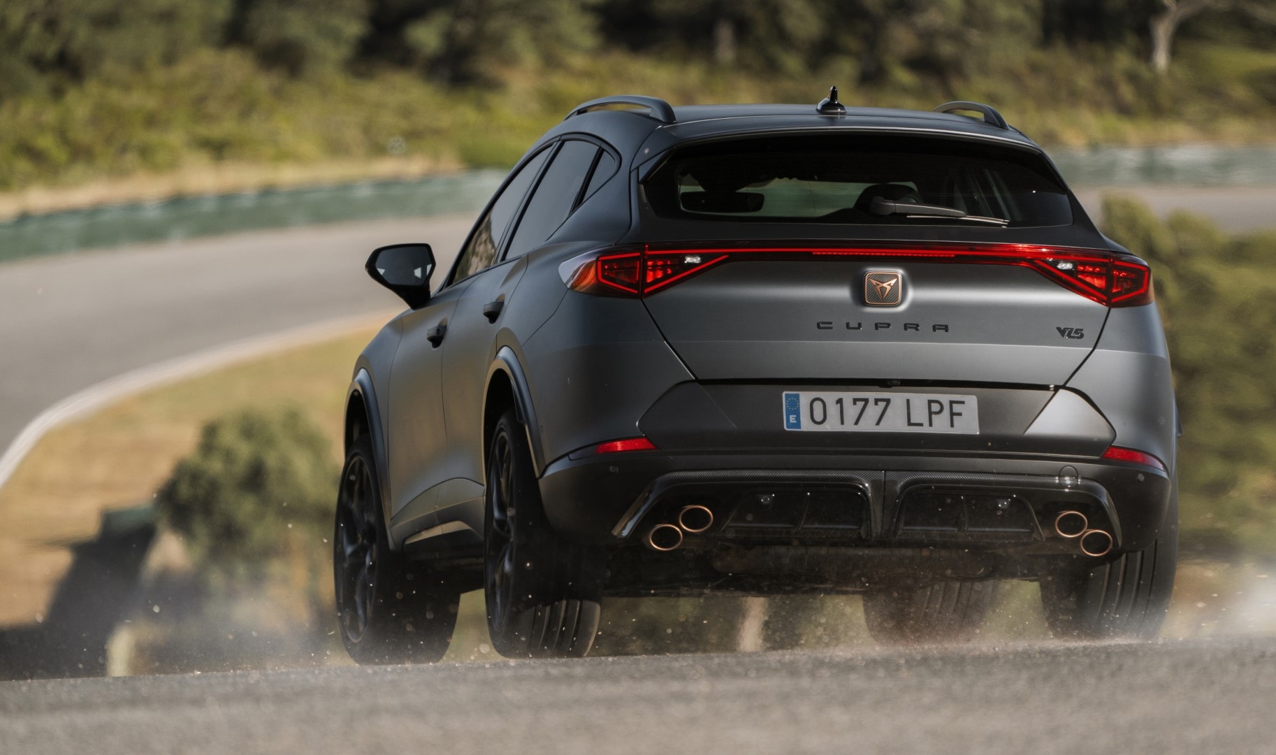 Imagen dinámica de la trasera del Cupra Formentor VZ5.