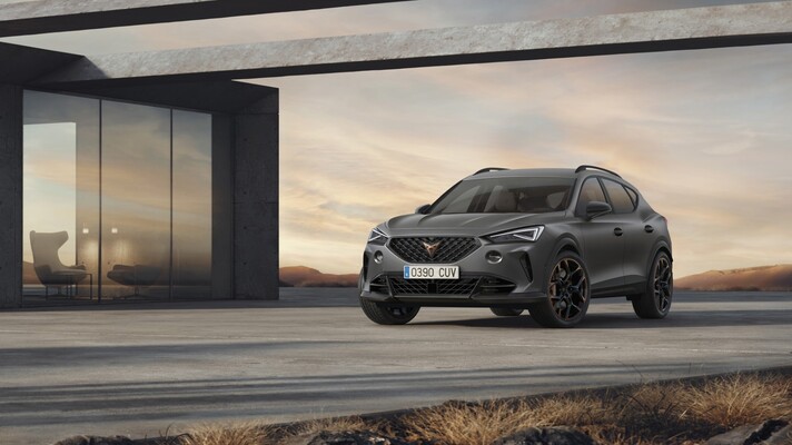 Vista dinámica del Cupra Formentor VZ5, destacando su frontal agresivo y líneas laterales.