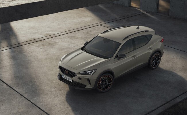 Vista superior del Cupra Formentor VZ5, mostrando su elegante línea de techo. Vista superior del Cupra Formentor VZ5, mostrando su elegante línea de techo.