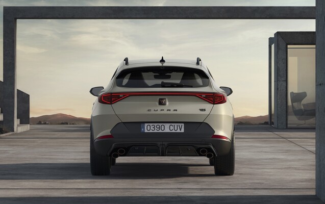 Vista trasera del Cupra Formentor VZ5, con sus musculosas curvas y prominente difusor. Vista trasera del Cupra Formentor VZ5, con sus musculosas curvas y prominente difusor.