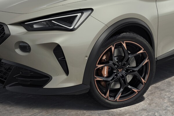 Detalle de las llantas exclusivas del Cupra Formentor VZ5, ofreciendo un estilo sofisticado y deportivo. Detalle de las llantas exclusivas del Cupra Formentor VZ5, ofreciendo un estilo sofisticado y deportivo.