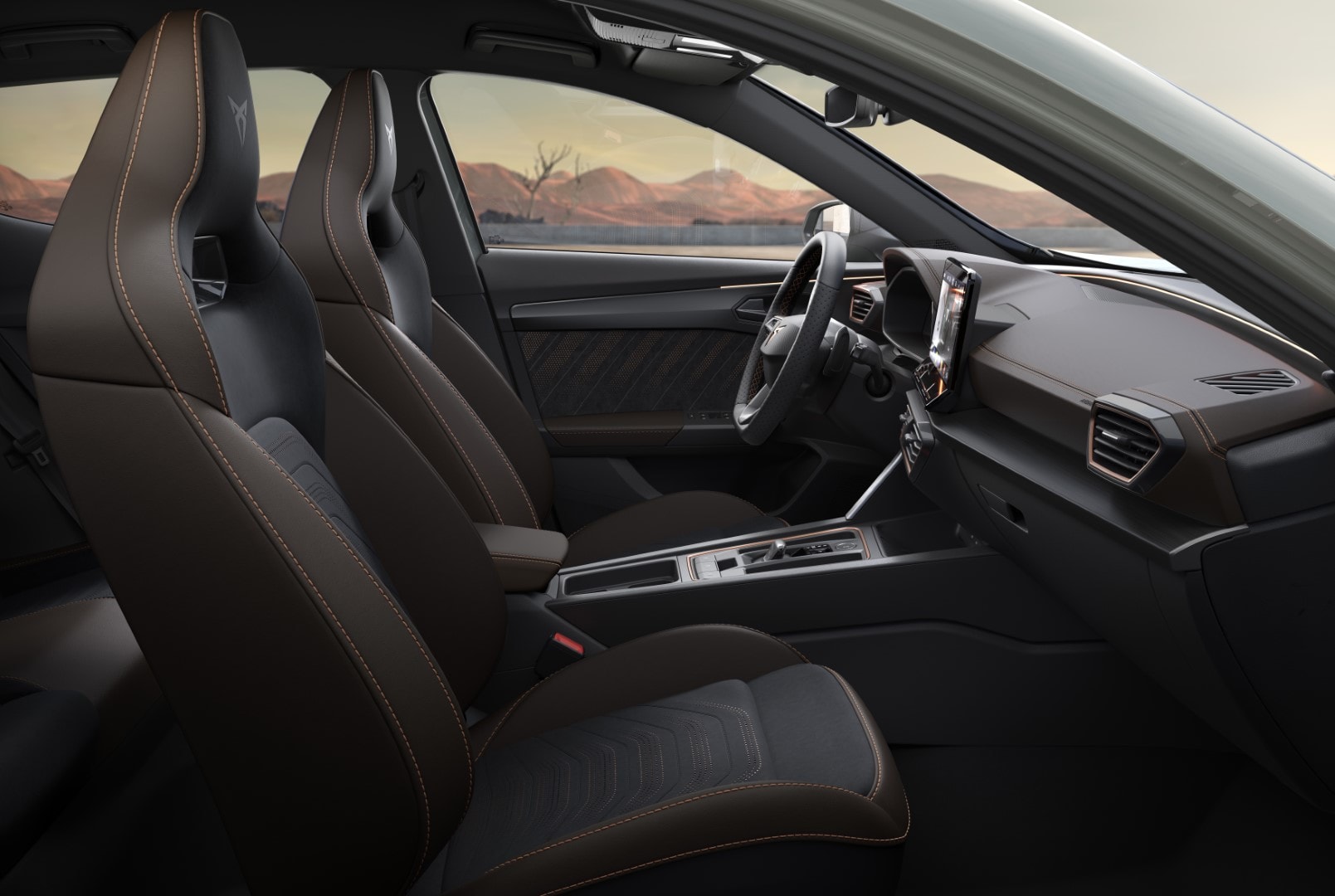 Interiores deportivos con detalles en fibra de carbono y costuras contrastantes.