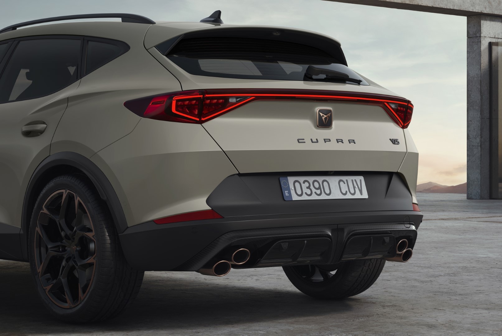 Detalle de la parte trasera del Cupra Formentor VZ5 resaltando sus escapes cuádruples y diseño aerodinámico.