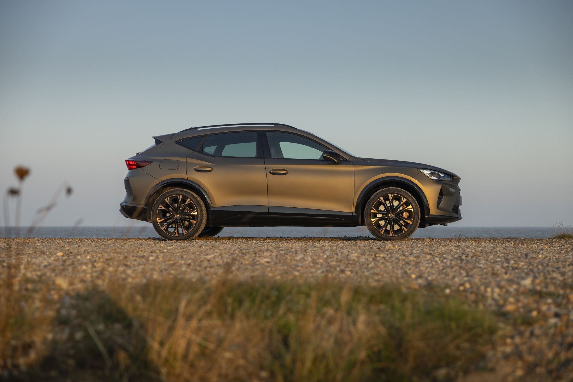 Vista trasera y lateral del Cupra Formentor, que destaca por su diseño elegante.