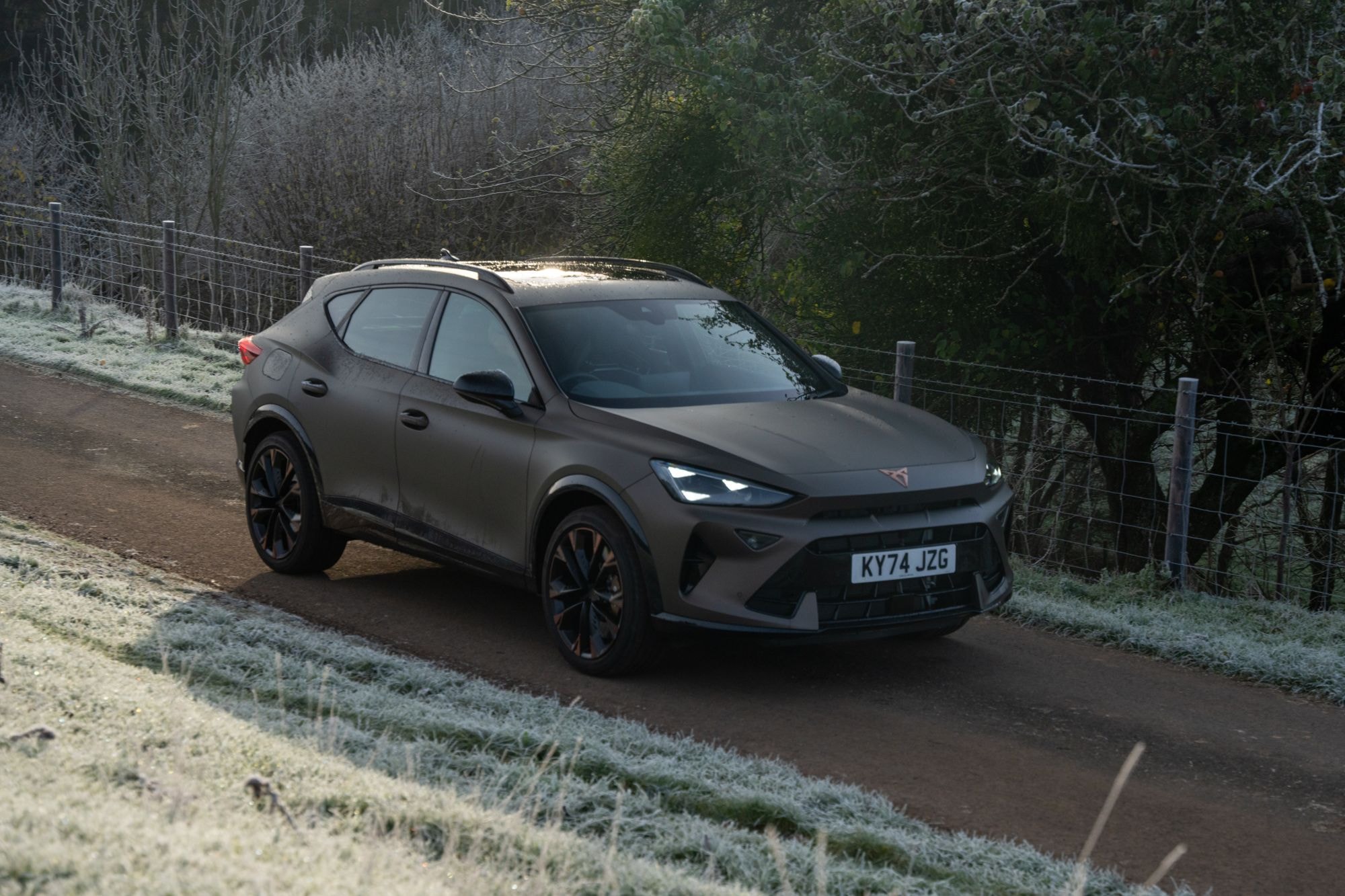 Trasera del Formentor en un paisaje nevado, resaltando su agresividad.
