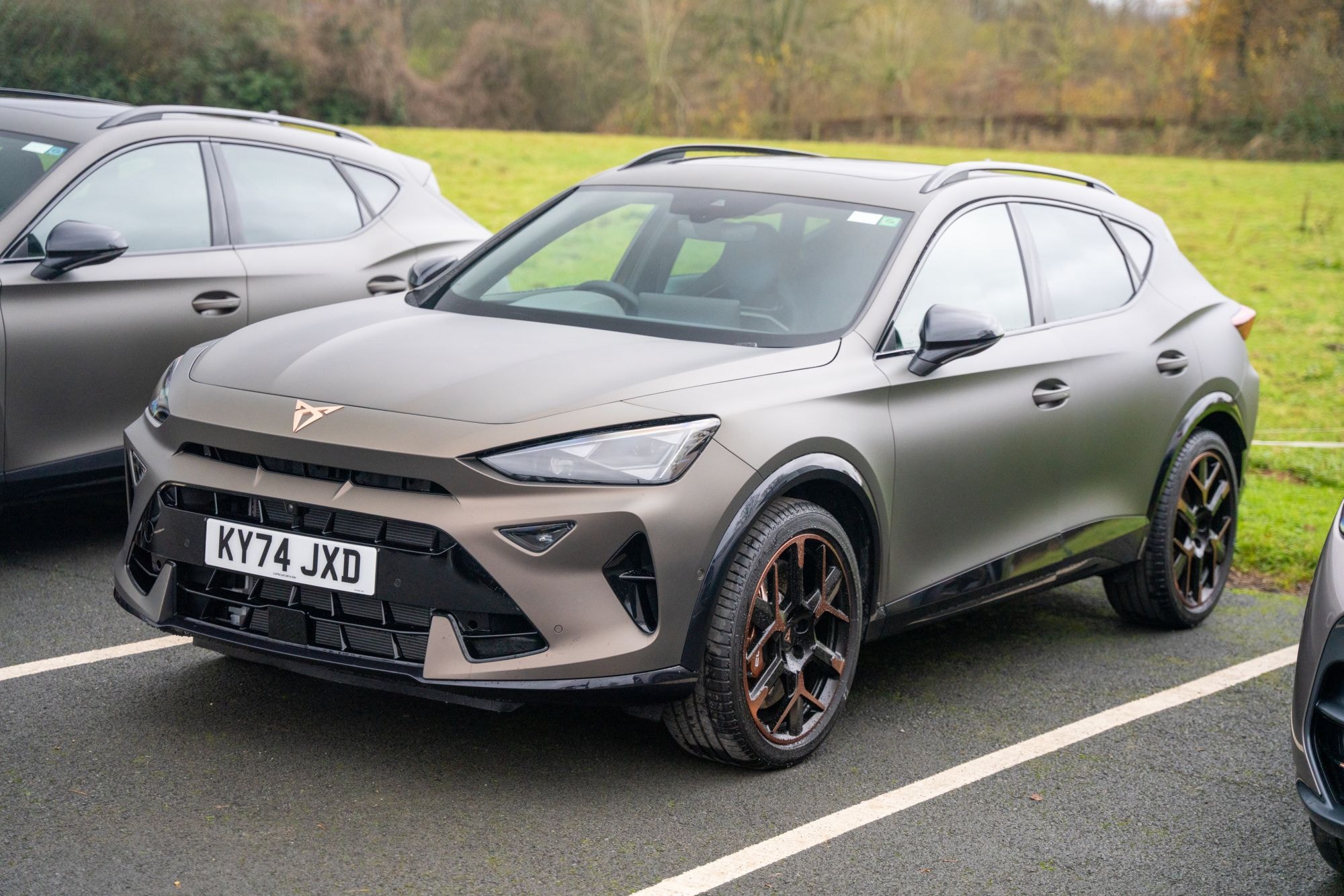 Vista frontal del Cupra Formentor, destacando su diseño deportivo.