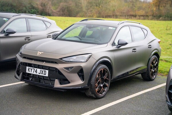 Vista frontal del Cupra Formentor, destacando su diseño deportivo. Vista frontal del Cupra Formentor, destacando su diseño deportivo.