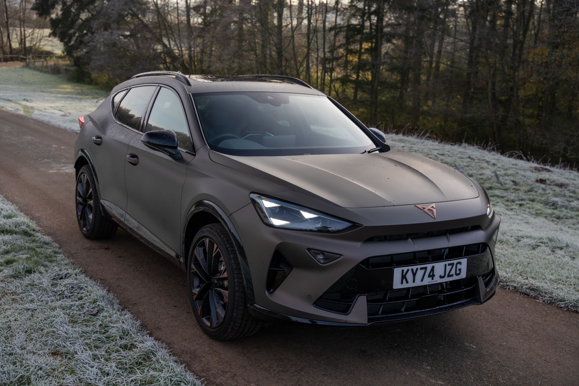 Perfil delantero del Cupra Formentor, enfatizando su estilo deportivo.