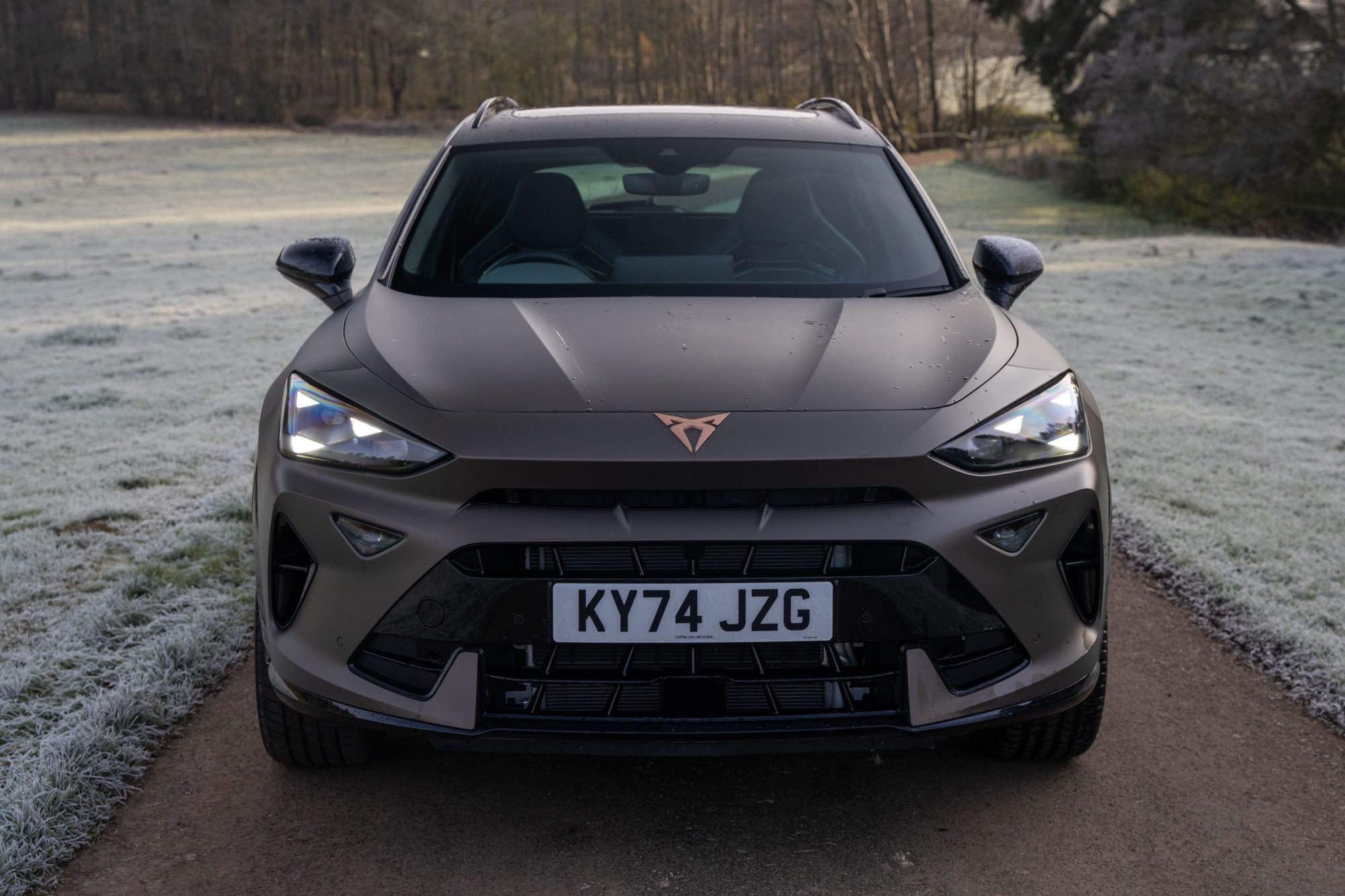 Vista lateral que muestra la robustez y elegancia del Cupra Formentor.