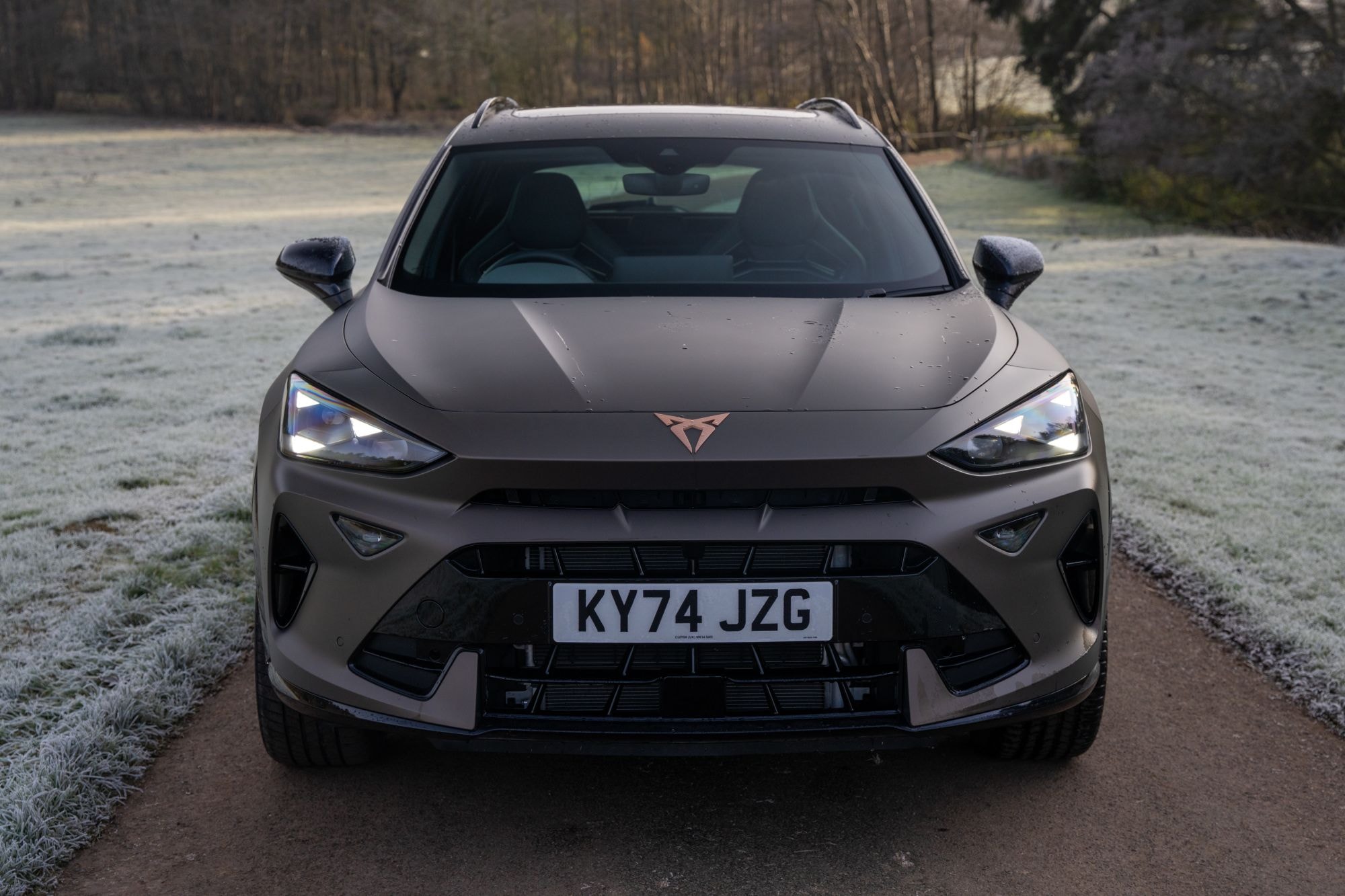 Frontal del Formentor resaltando su distintivo diseño y acabados.