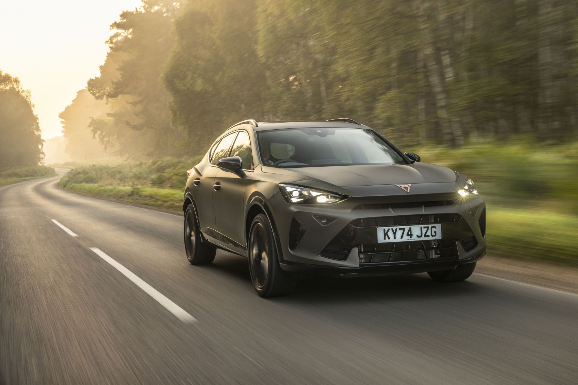 El Cupra Formentor en movimiento, combinando elegancia y agresividad.