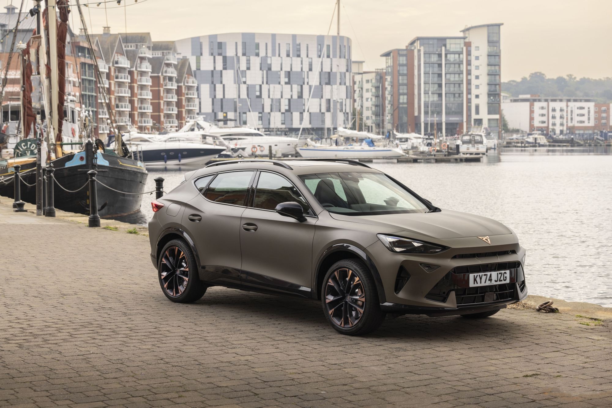 Frontal impactante del Cupra Formentor, ideal para la carretera.