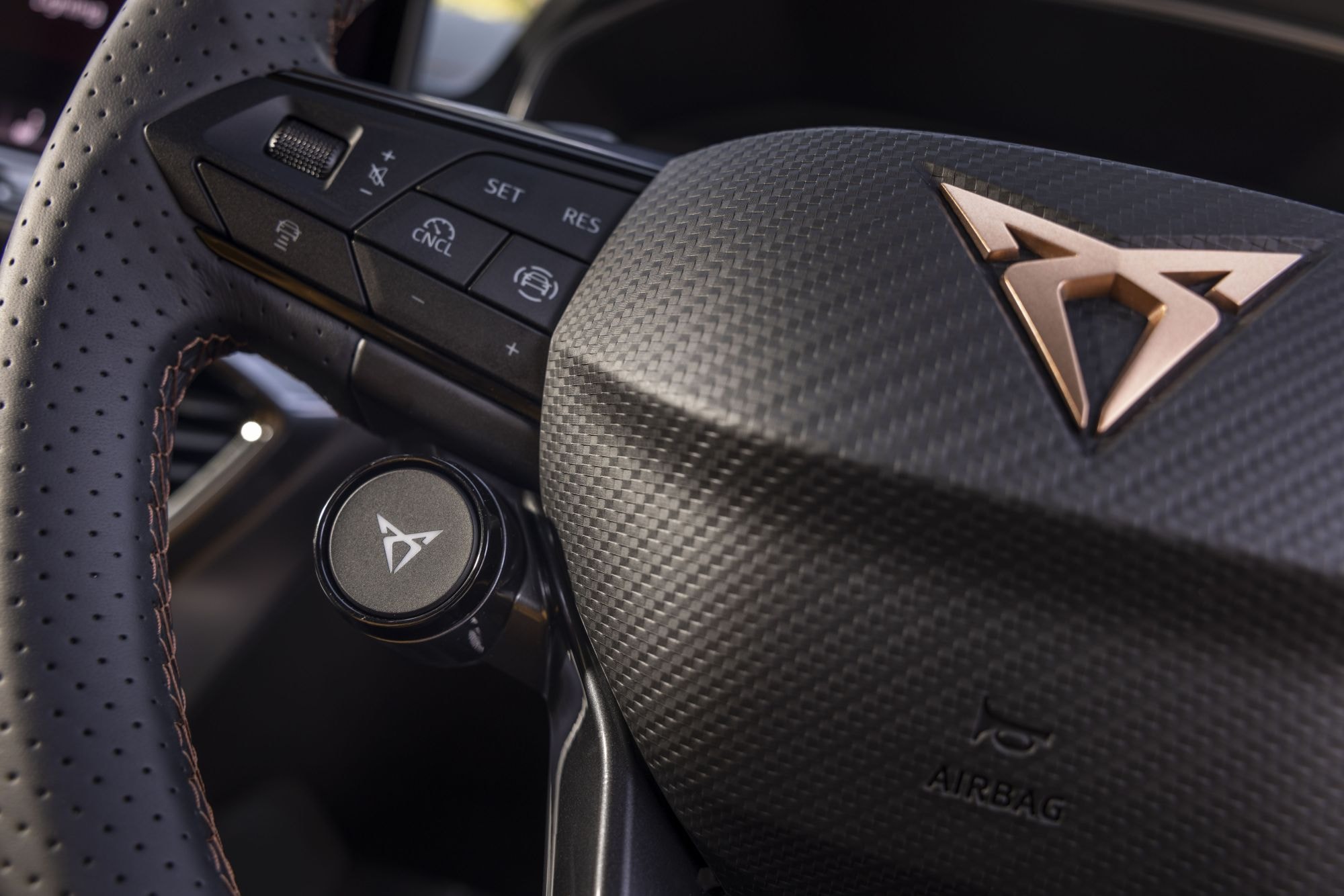 Detalle del sistema de sonido en la puerta delantera, garantizando una experiencia auditiva premium.