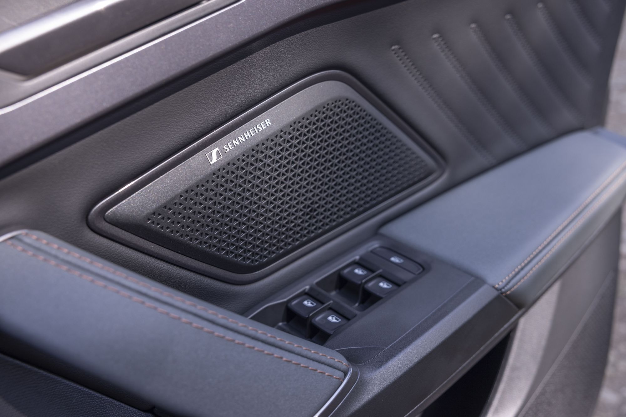 Vista adicional de los asientos traseros, ofreciendo comodidad y soporte.