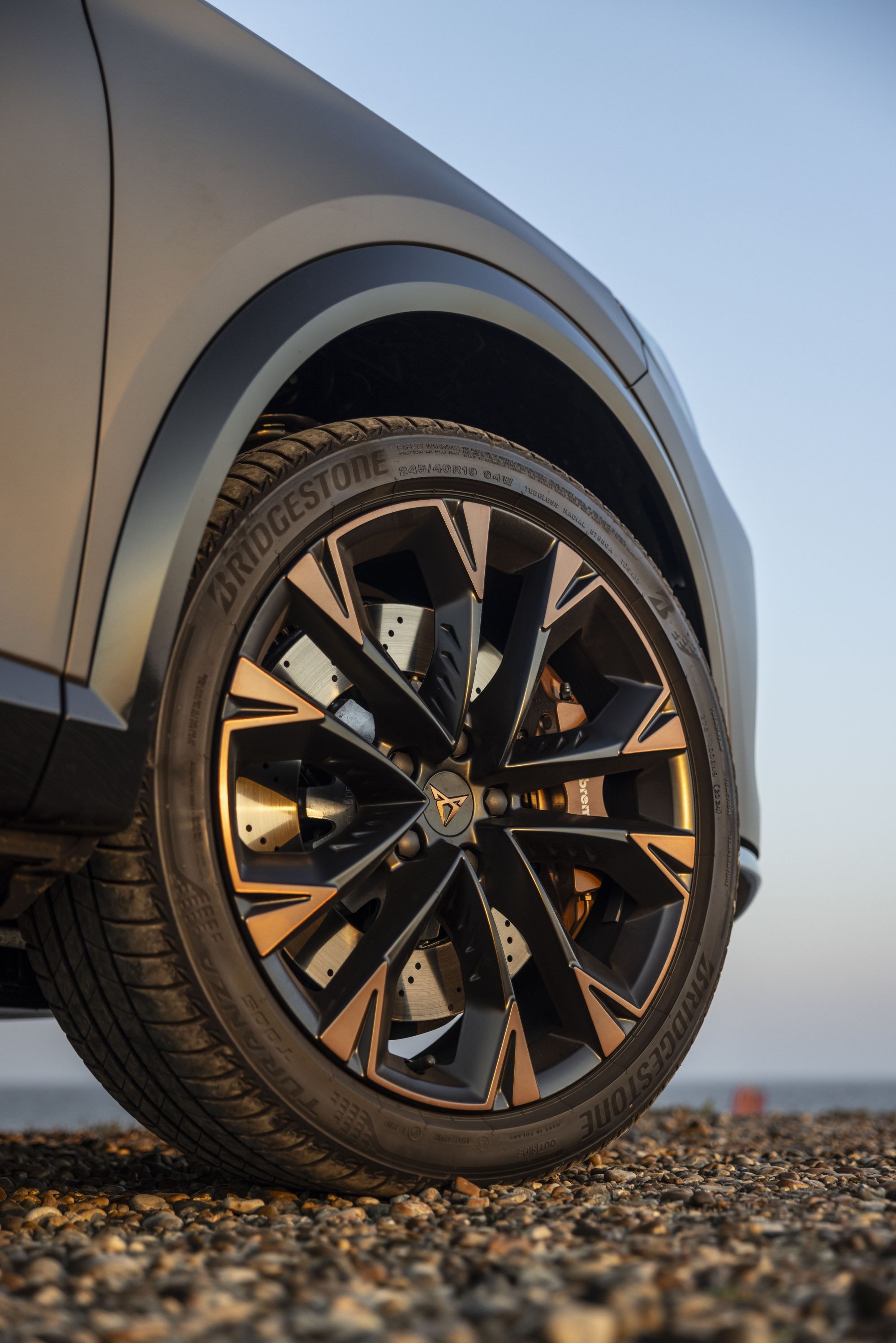 Vista trasera del Cupra Formentor al atardecer, destacando su diseño.