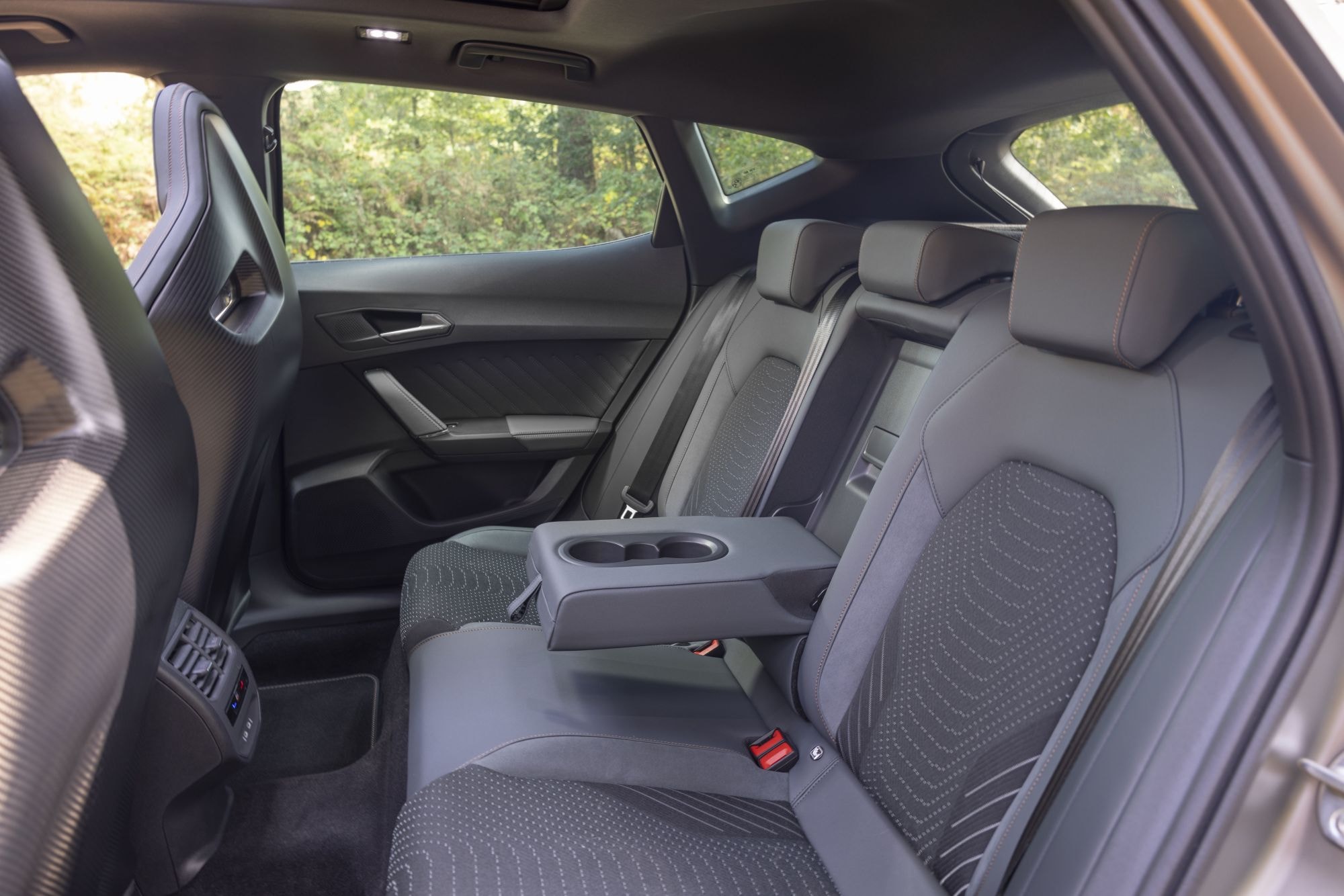 Control de climatización trasero, ofreciendo confort a los pasajeros.