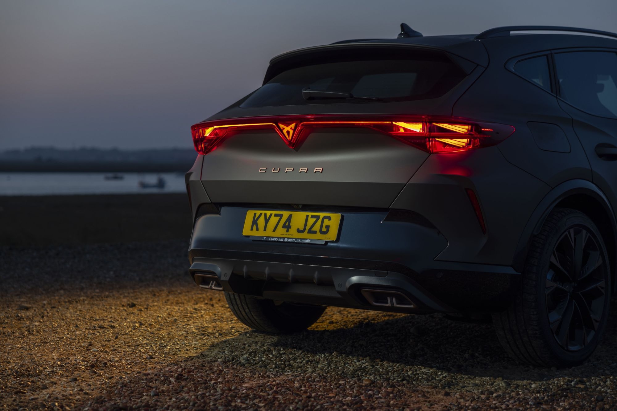 Perspectiva deportiva del Cupra Formentor en un entorno urbano.