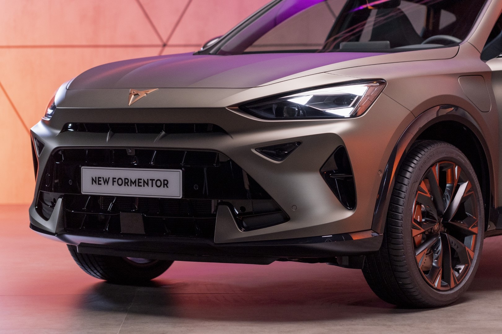 Silueta trasera del Cupra Formentor, fusionando estilo y deportividad.