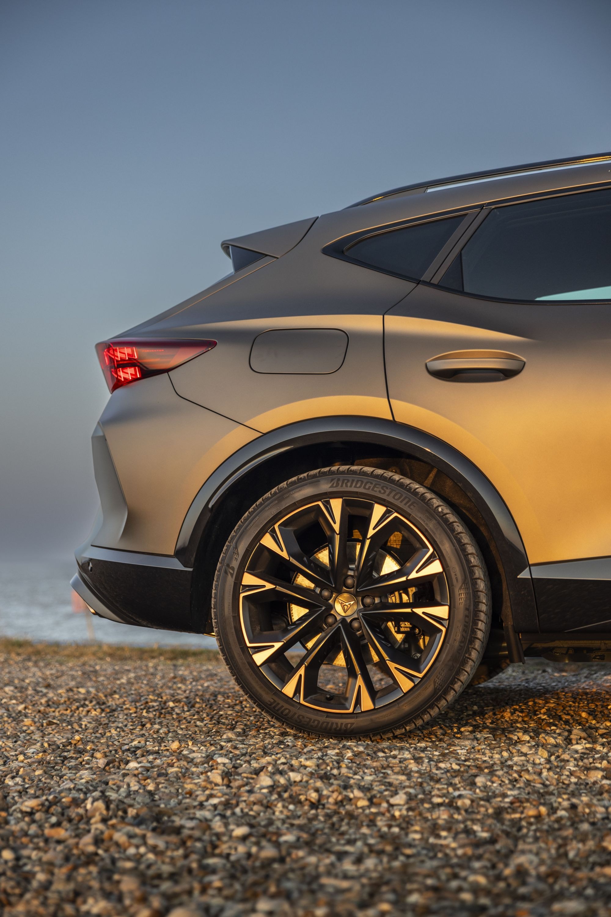 El Cupra Formentor está en un puerto, mostrando su atractivo visual.