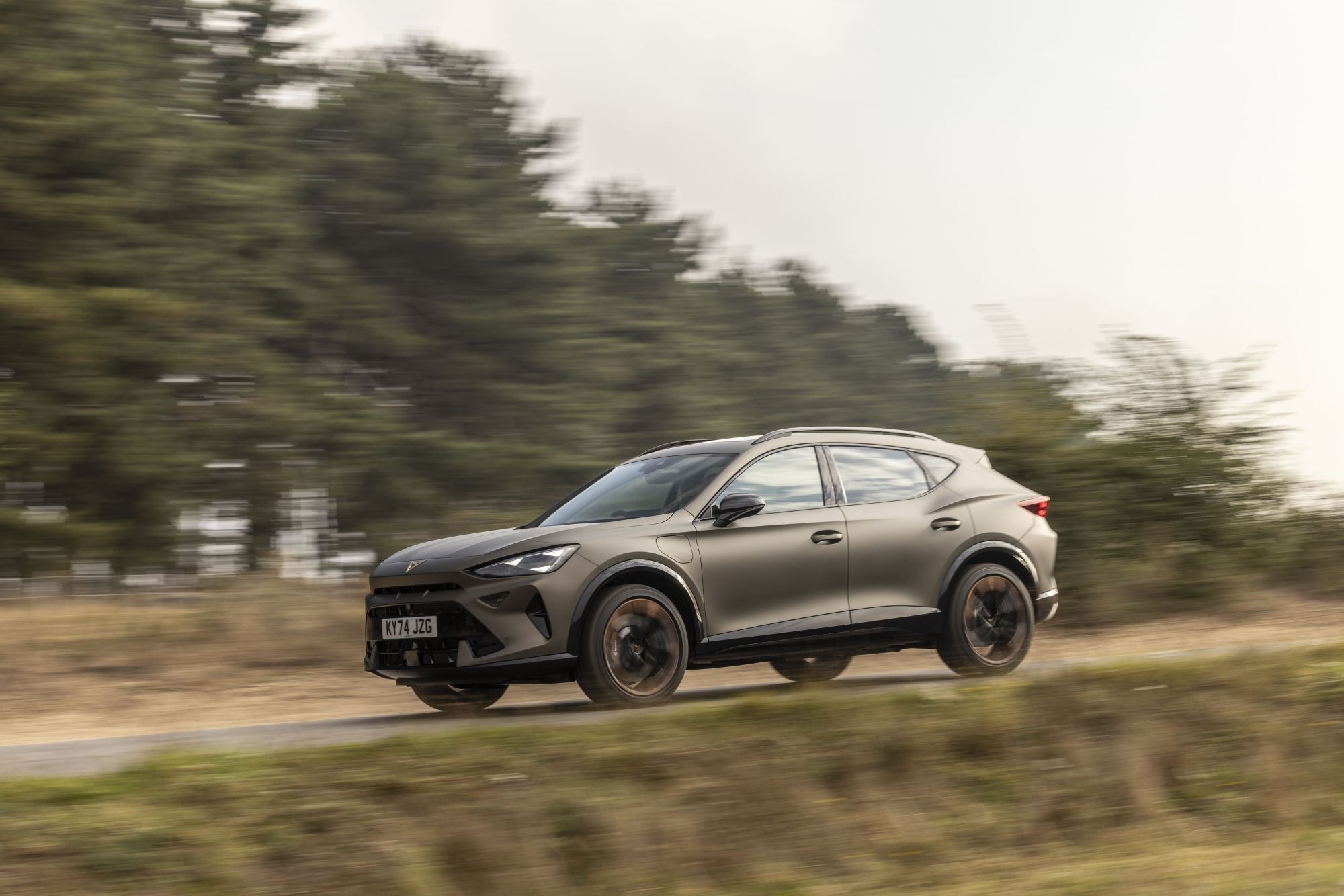 Vista lateral del Cupra Formentor mostrando su diseño dinámico.