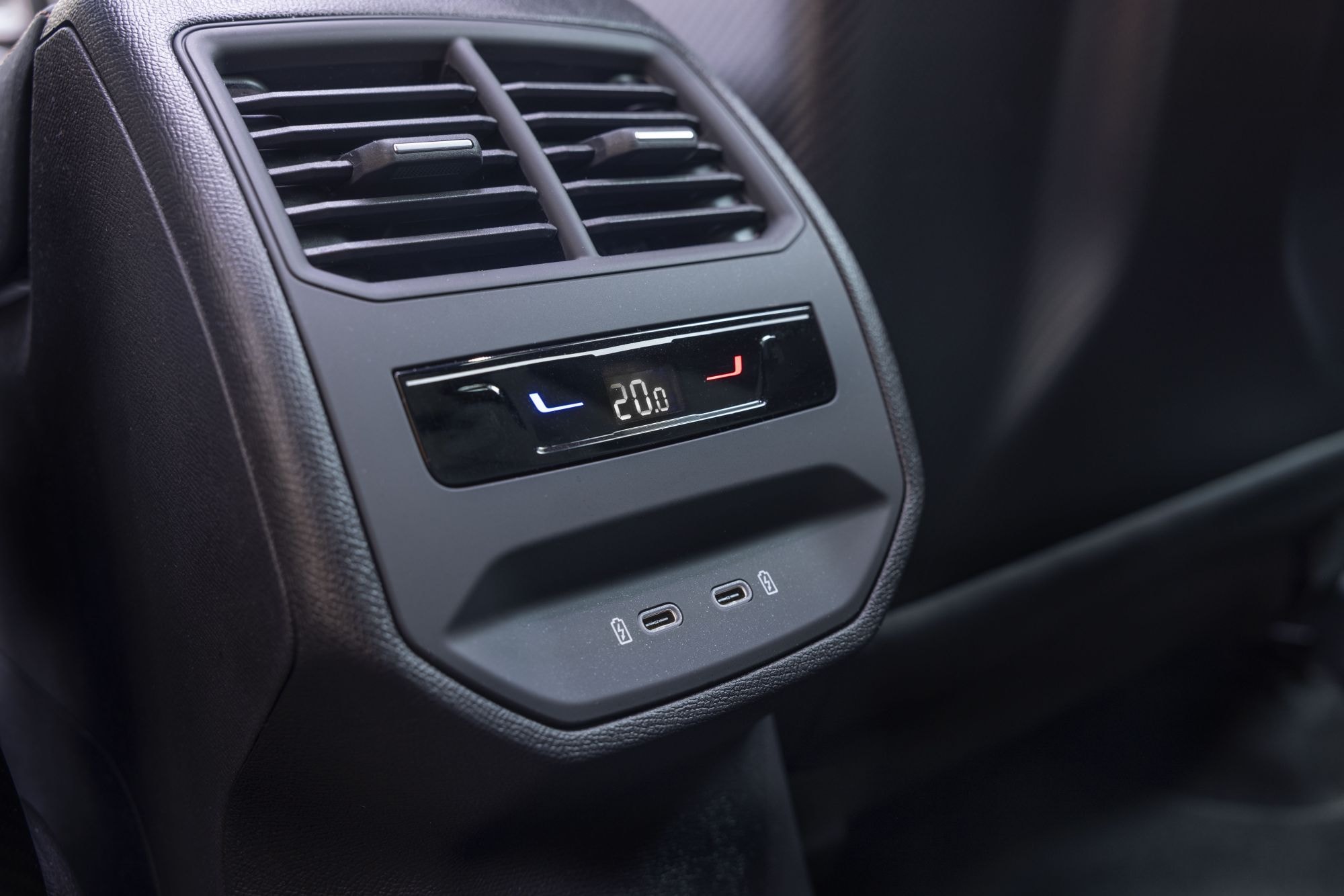 Detalles del diseño de las luces traseras del Cupra Formentor, con un acabado moderno y distintivo.