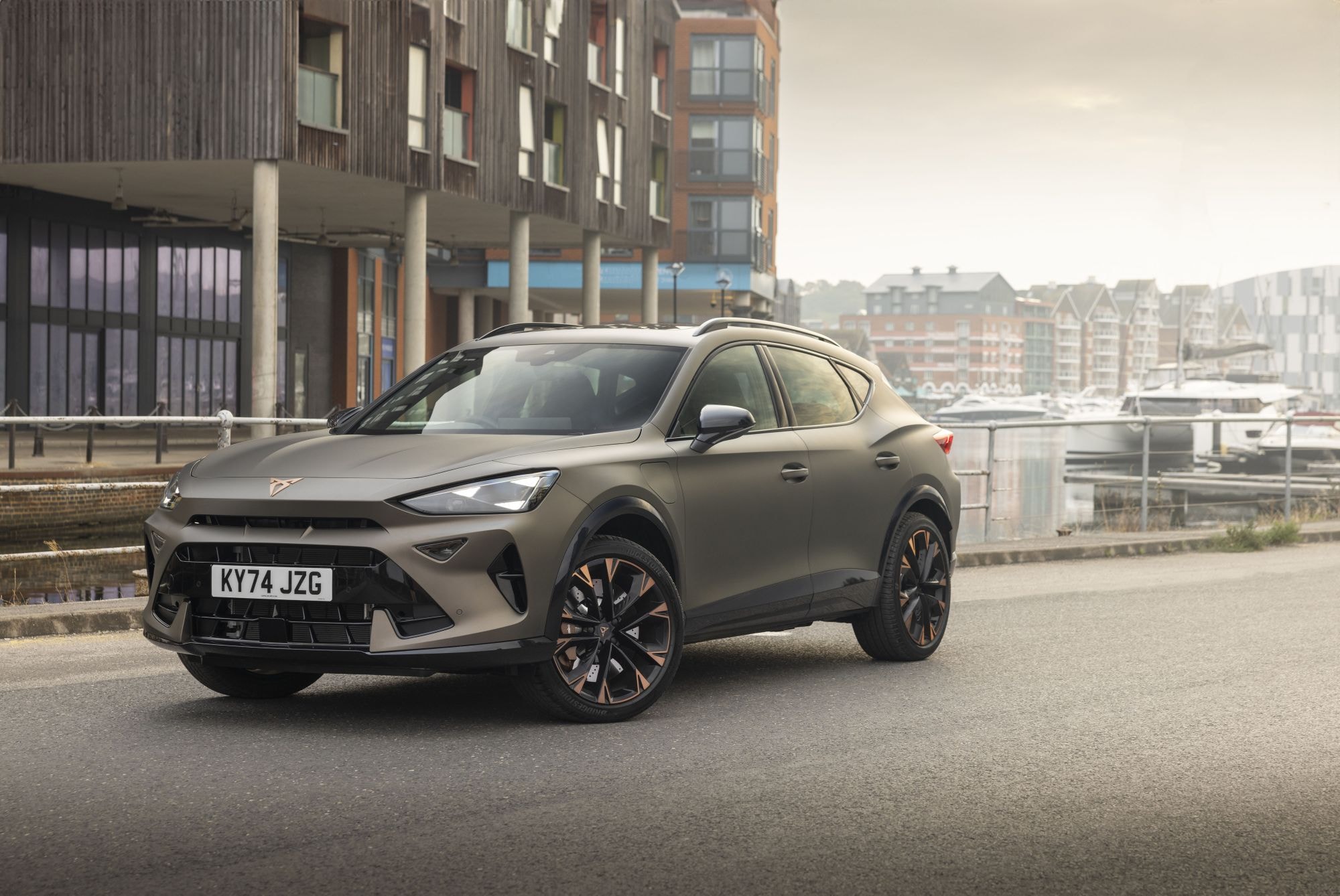 Vista lateral del Formentor junto a un puerto, fusionando deportividad con estilo.