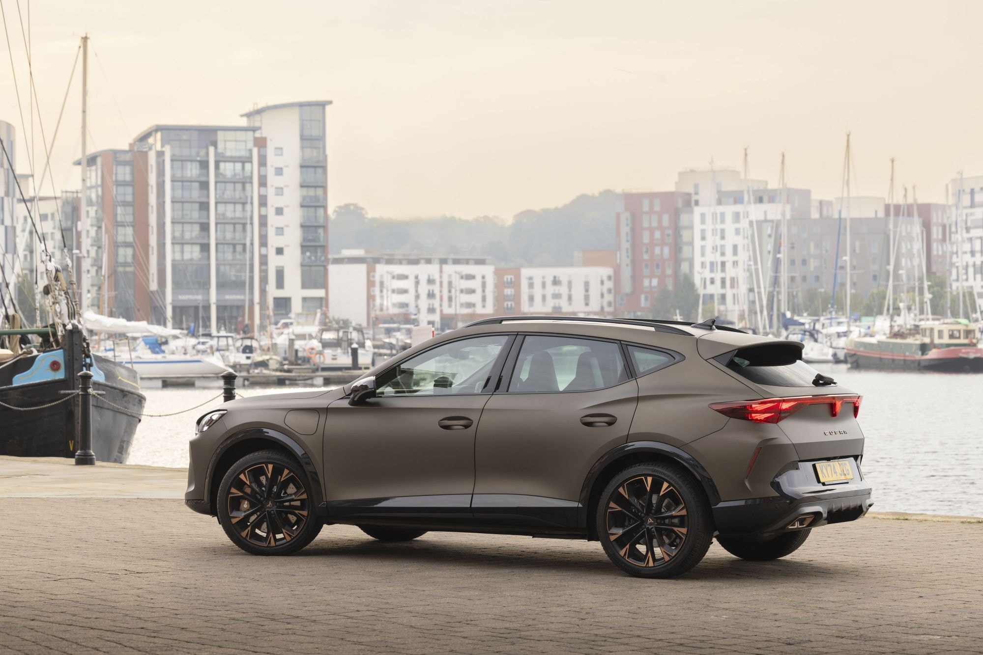 Cupra Formentor circulando por un sendero natural, resaltando su versatilidad.