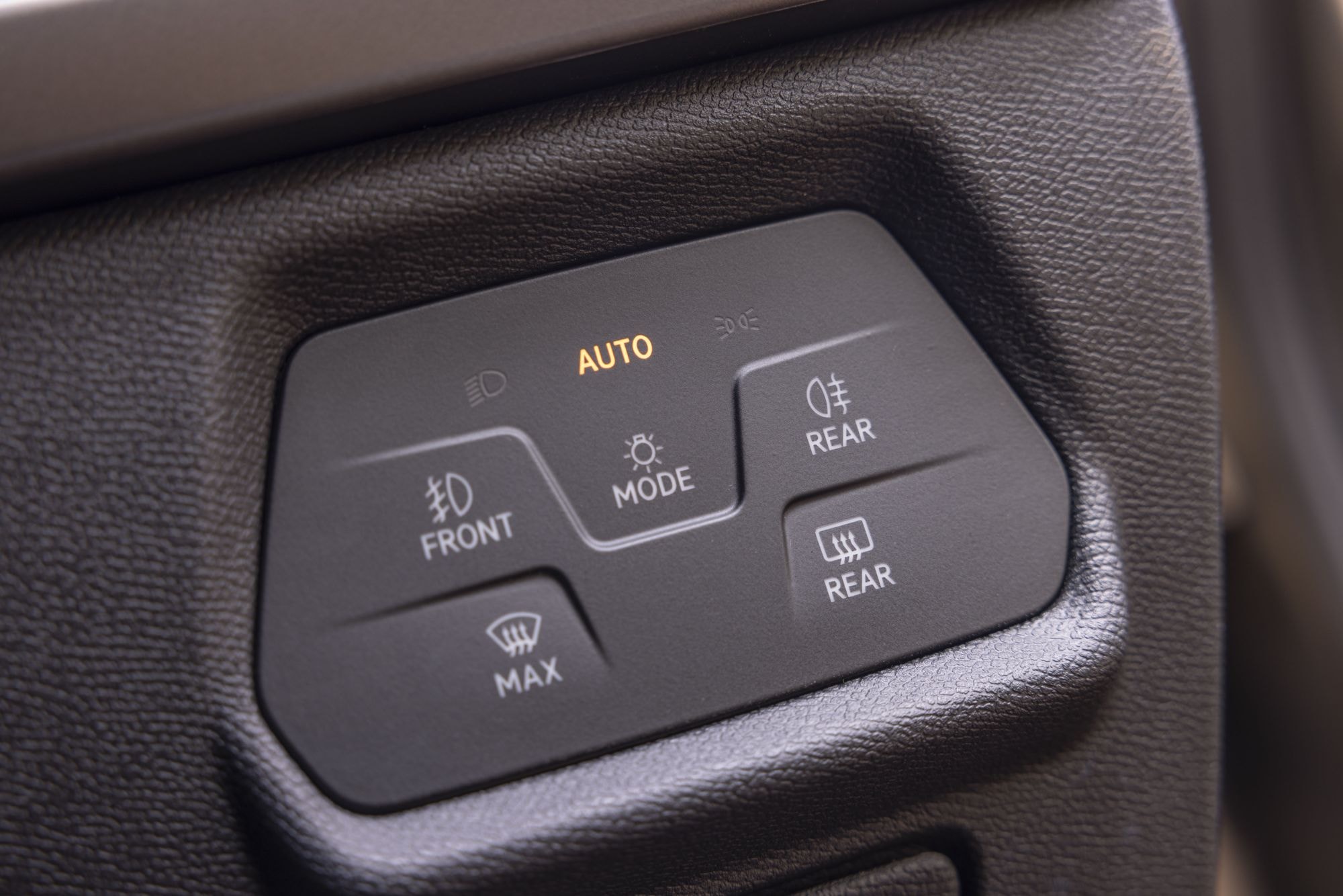 Primer plano del volante del Cupra Formentor, con controles intuitivos y diseño deportivo.