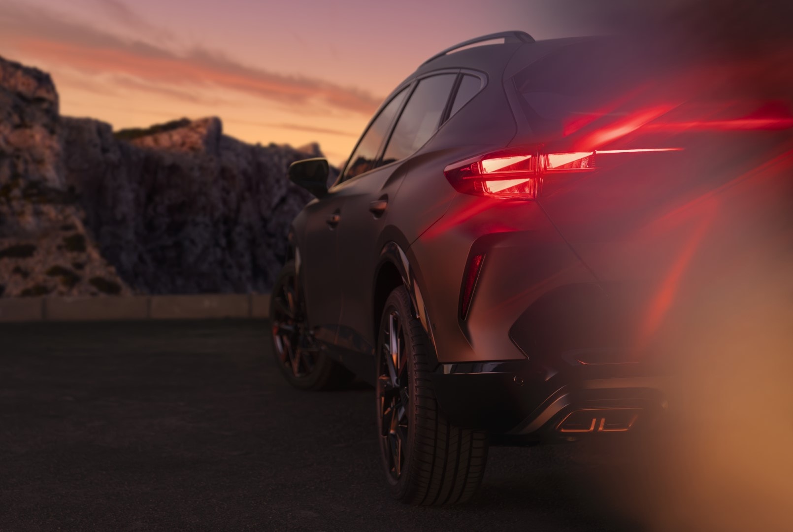 El Cupra Formentor exhibe su diseño audaz en un atardecer espectacular.