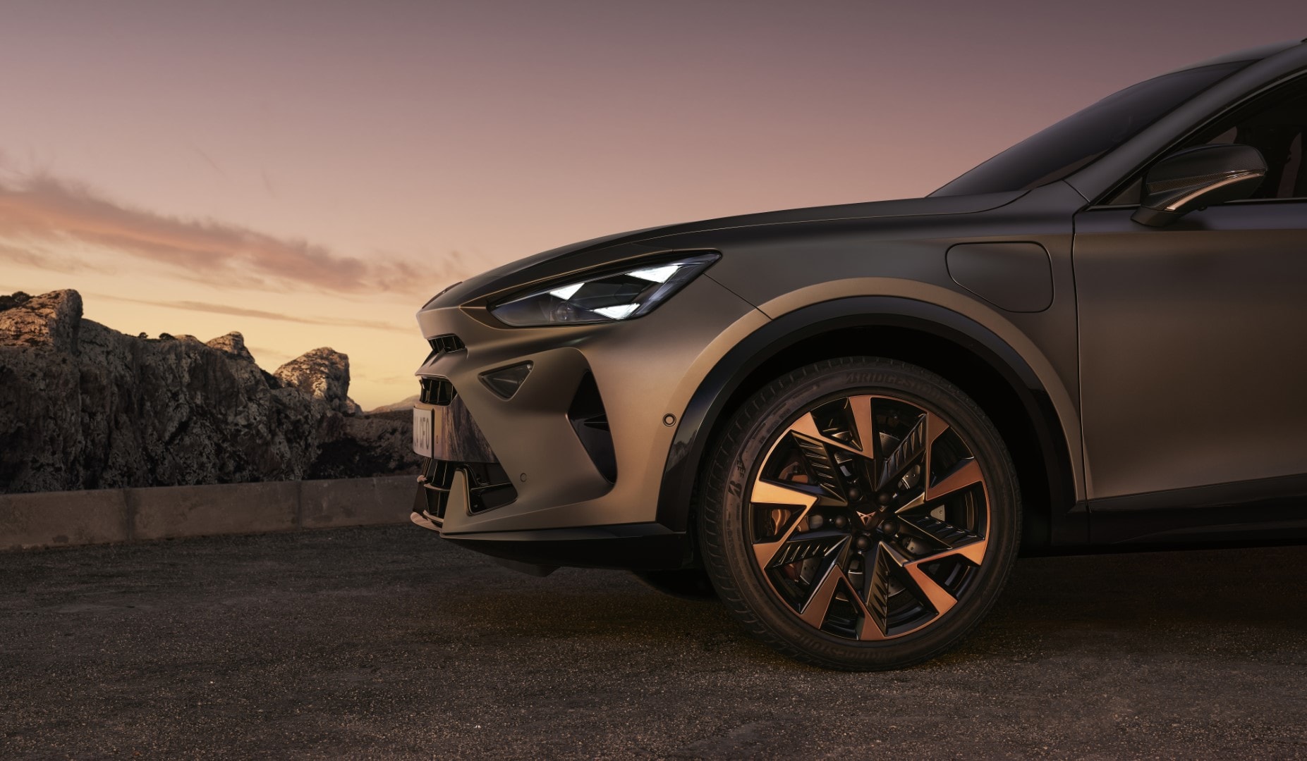 Cupra Formentor en movimiento, destacando su aerodinámica y dinamismo.