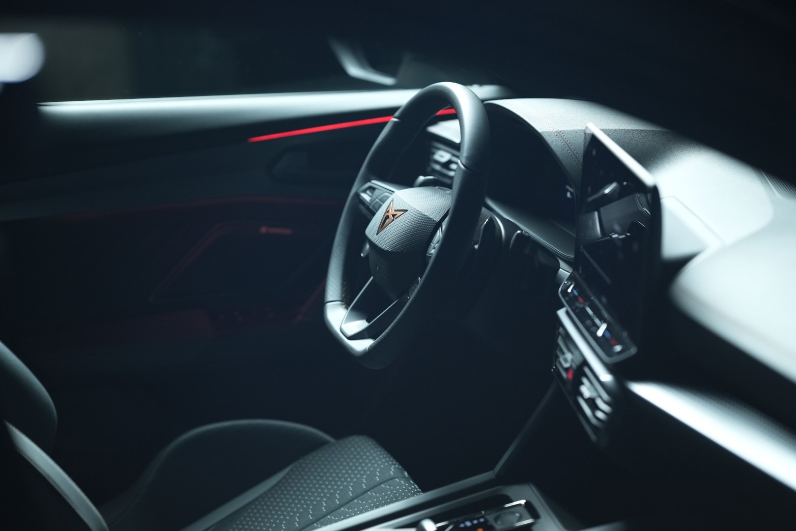 Vista del salpicadero del Cupra Formentor con tecnología avanzada.