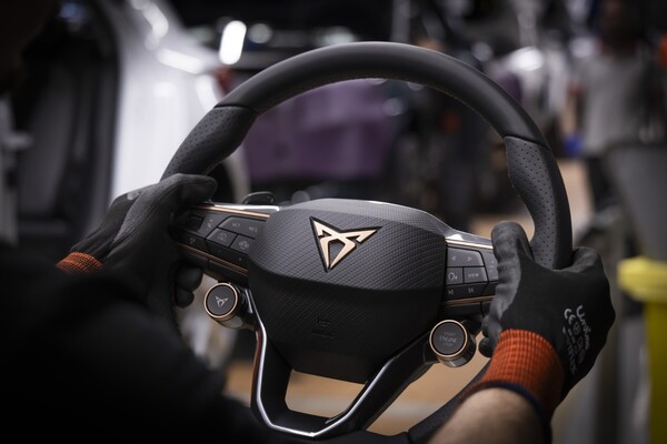 Vista del interior del Cupra Formentor con pantalla y volante. Vista del interior del Cupra Formentor con pantalla y volante.