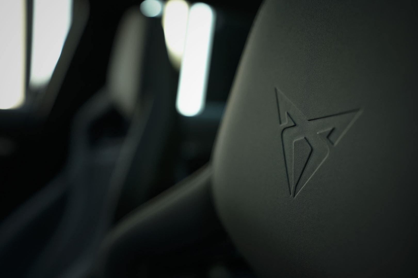 Vista superior del Cupra Formentor en un hermoso paisaje costero.