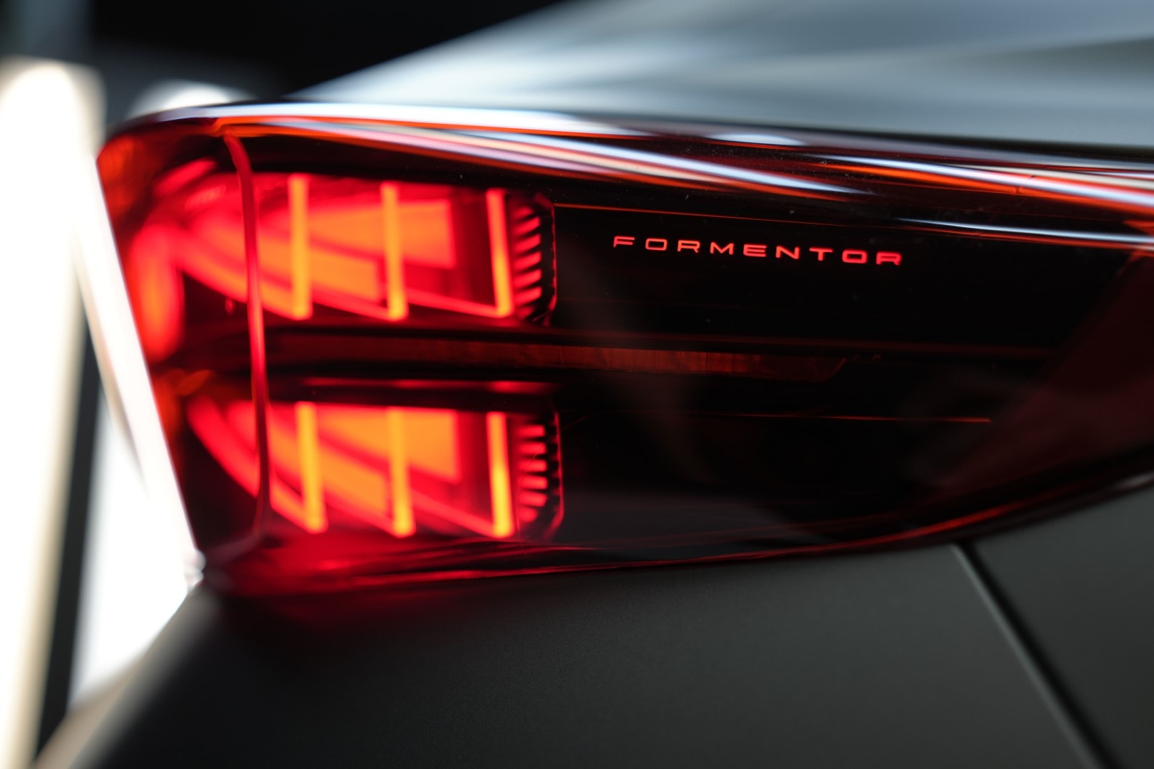 Detalle de las luces traseras del Cupra Formentor, reflejando su diseño audaz.