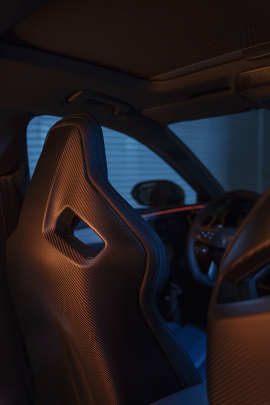 Atmósfera interior nocturna del Cupra León híbrido con iluminación ambiental tenue. Atmósfera interior nocturna del Cupra León híbrido con iluminación ambiental tenue.