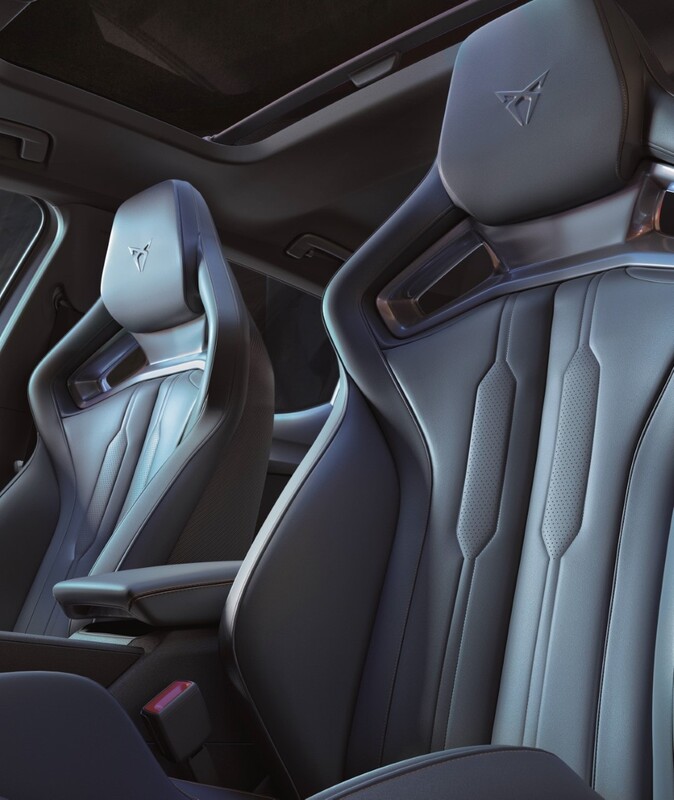 Asientos deportivos del Cupra León con el emblema de la marca, mostrando su ergonomía. Asientos deportivos del Cupra León con el emblema de la marca, mostrando su ergonomía.