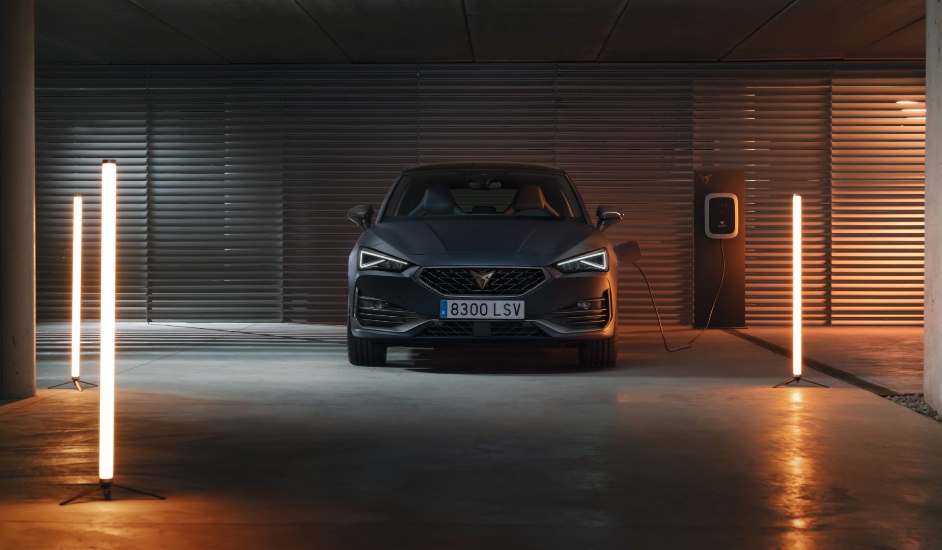 Imagen frontal del Cupra León híbrido, destacando su imponente parrilla.